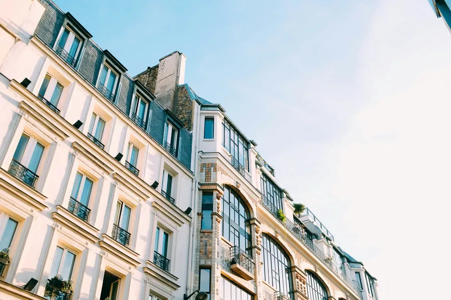 Façades haussmanniennes et verrières sous un ciel bleu