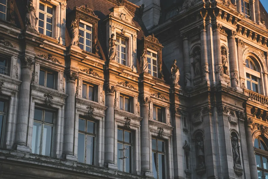Façade dorée de l'Hôtel de Ville de Paris