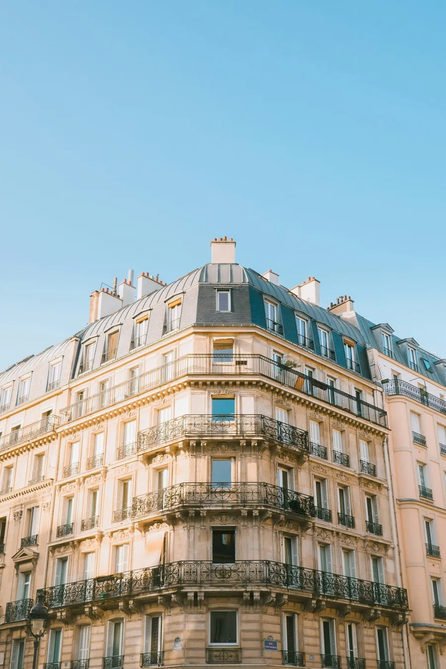 Immeuble haussmannien d'angle sous un ciel bleu